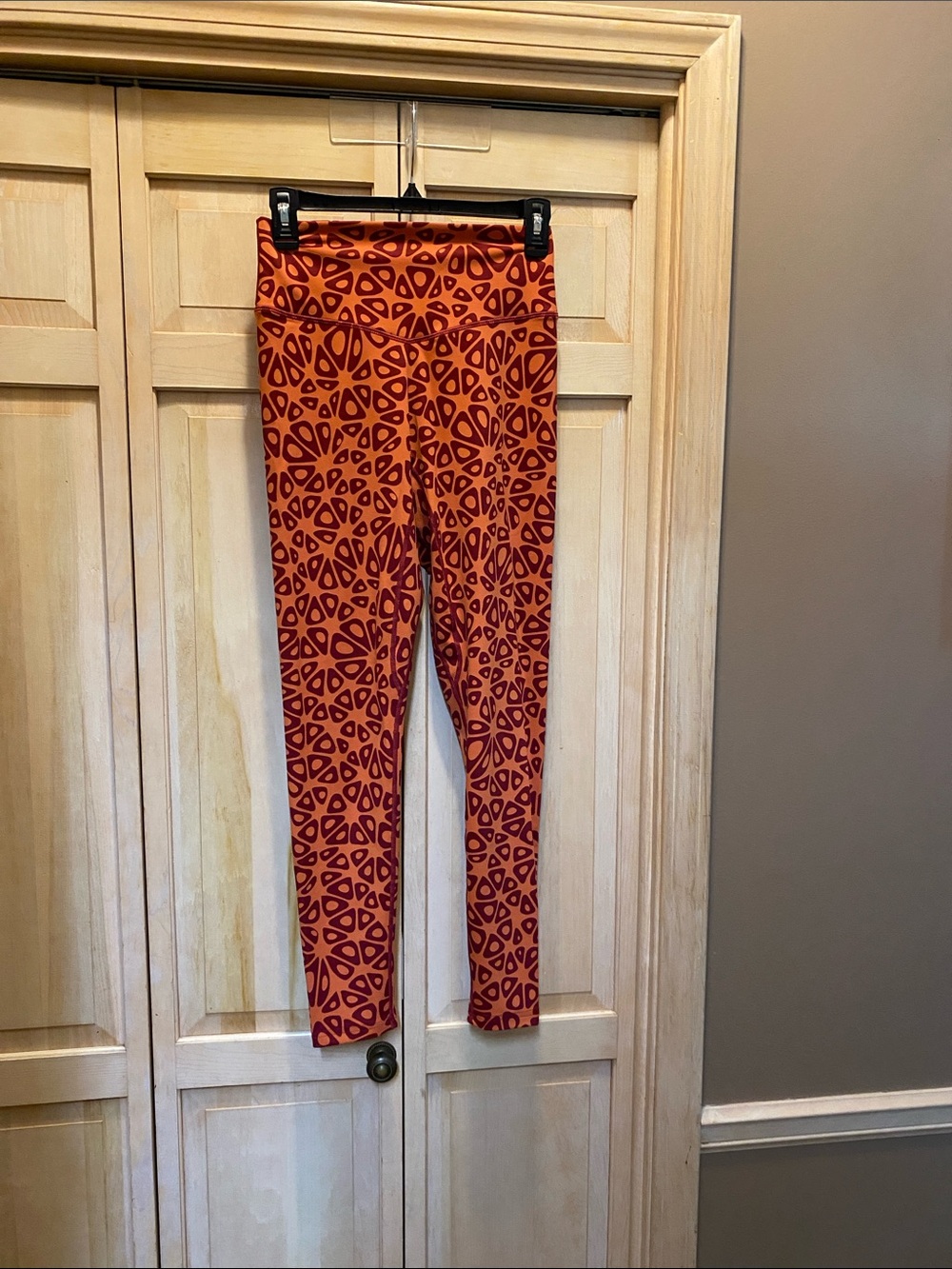Vitality High-Waist Geometric Print Leggings in Orange and Red